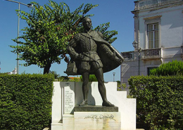 Monumento ao tenor Tomás Alcaide, Estremoz, Portugal