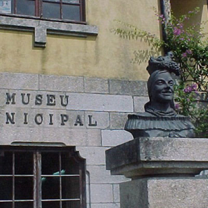 Museu Municipal e busto de Carmen Miranda, fotografia desatualizada