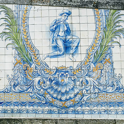 Tocador de flauta, em azulejo colorido, Viseu