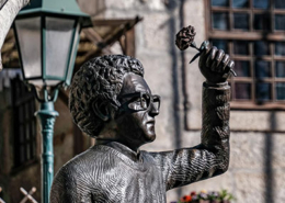 Estátua a Zeca Afonso no Largo Afonso Costa, em Belmonte