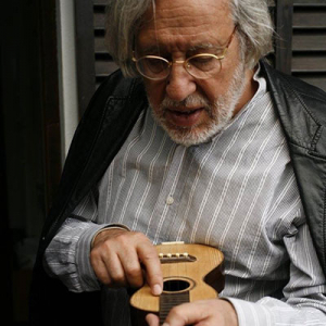 Manuel Morais, tangedor e musicólogo, com machete oitocentista