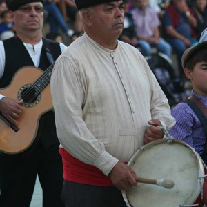 Tocando tambor, tocata do Rancho Folclórico de Boelhe