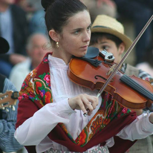 Tocando violino, tocata do Rancho Folclórico de Boelhe