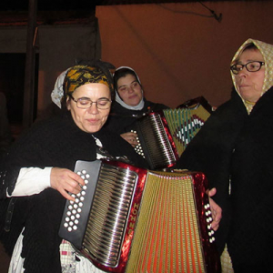 Grupo de Danças e Cantares de Serzedo, cantando as janeiras na Câmara Municipal